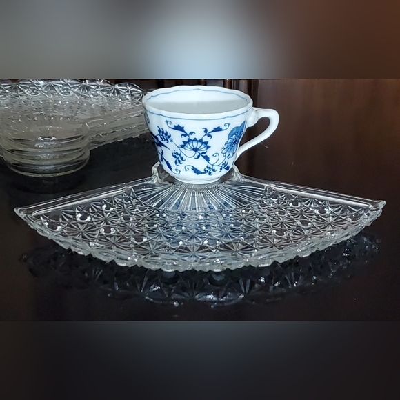 (4) Vntg 10 5/8" "Daisy & Button Clear" Fan Snack Plate by Anchor Hocking - Picture 15 of 15